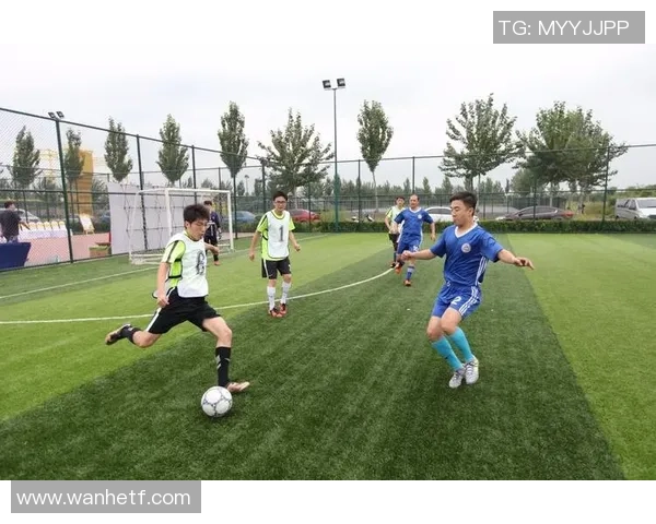 重庆足球队团队协作引发热议球迷对战术配合与球员表现展开激烈讨论 重庆足球队团队协作引发热议球迷对战术配合与球员表现展开激烈讨论